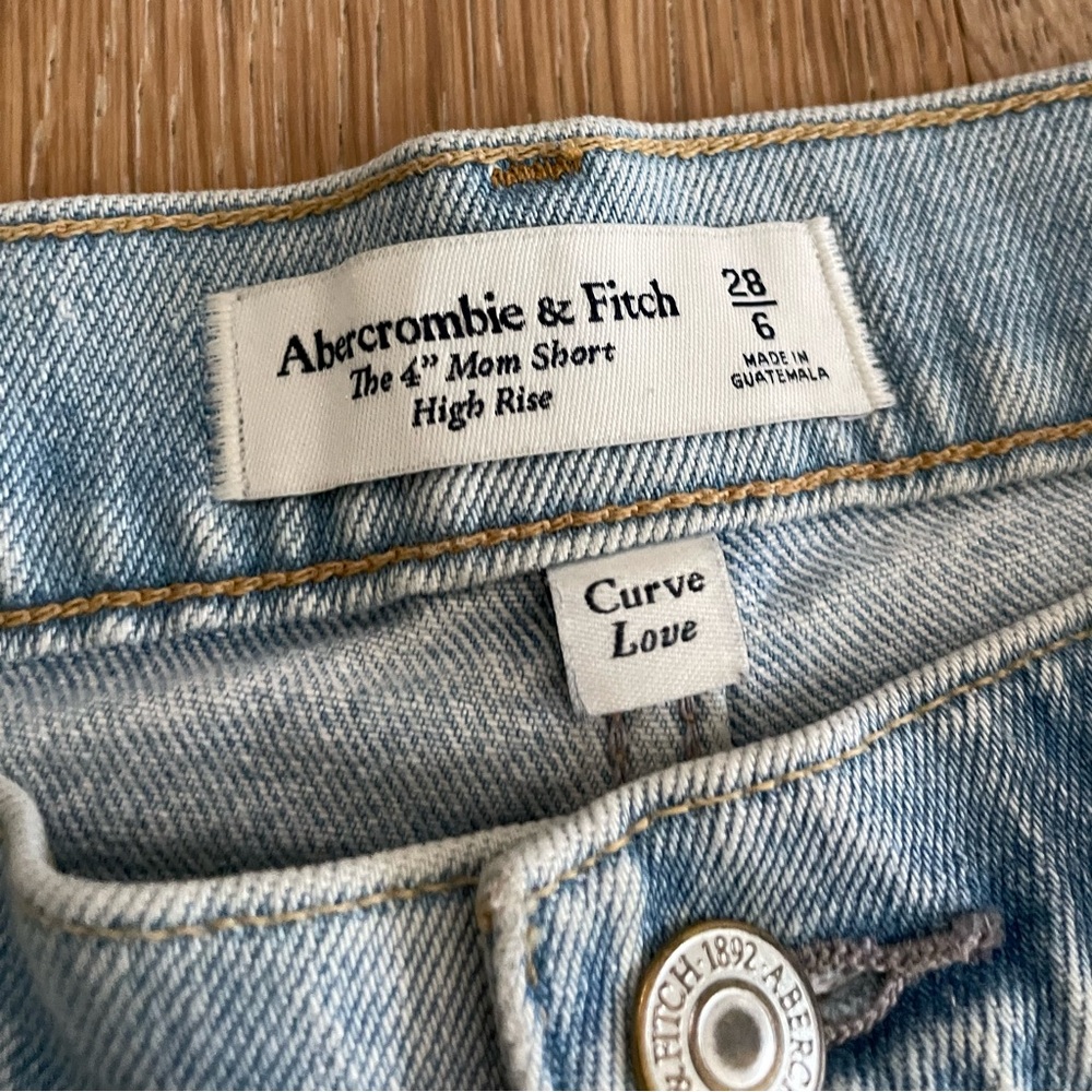 Abercrombie Fitch CURVE LOVE The Mom 4" Jean Shorts Size 28 High Rise - Picture 2 of 5